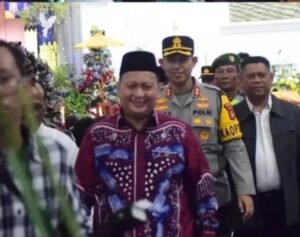 Bupati Musi Rawas, Hj Ratna Machmud diwakili Asisten Pemerintah dan Kesra Kabupaten Musi Rawas Agus Susanto menghadiri Misa Malam Natal Tahun 2025,, Rabu 24/12/2025: