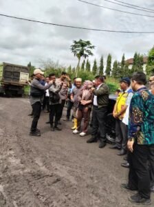 Gubernur Sumatera Selatan (Sumsel) Dr H Herman Deru, meninjau dan mengecek langsung jalan rusak di kampung 8 Desa Petunang, Kecamatan Tuah Negeri,, Jumat 26/12/2025: