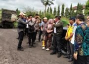 Gubernur Sumatera Selatan (Sumsel) Dr H Herman Deru, meninjau dan mengecek langsung jalan rusak di kampung 8 Desa Petunang, Kecamatan Tuah Negeri,, Jumat 26/12/2025: