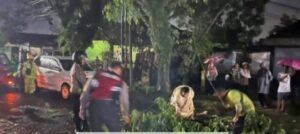 Cuaca ekstrem dan intensitas hujan yang tinggi di penghujung tahun kembali menguji kesiapsiagaan aparat keamanan. Pada Selasa (30/12/2025),,