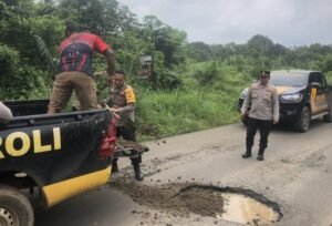Kapolsek BTS Ulu Polres Musi Rawas Respon Cepat Timbun Jalan Berlubang Cegah Kecelakaan,,,