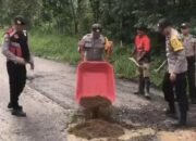 Kapolsek BTS Ulu Polres Musi Rawas Respon Cepat Timbun Jalan Berlubang Cegah Kecelakaan,,,