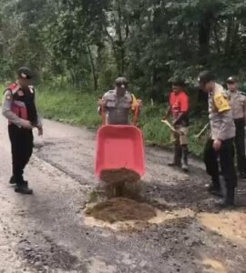 Kapolsek BTS Ulu Polres Musi Rawas Respon Cepat Timbun Jalan Berlubang Cegah Kecelakaan,,,