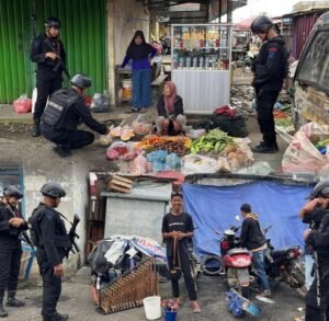 Satbrimob Polda Sumsel Batalyon B Pelopor Perkuat Kedekatan Warga Lewat Patroli Dialogis di Lubuklinggau, Minggu 18/01/2026: