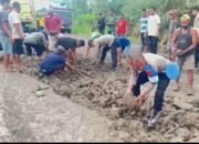 Polsek Muara Lakitan Polres Musi Rawas melaksanakan bakti sosial penimbunan Jalan Lintas Sumatera,, Minggu 18/01/2026: