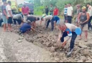 Polsek Muara Lakitan Polres Musi Rawas melaksanakan bakti sosial penimbunan Jalan Lintas Sumatera,, Minggu 18/01/2026: