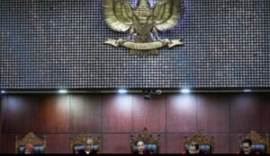 Mahkamah Konstitusi (MK) mengabulkan sebagian uji materi Pasal 8 Undang-Undang (UU) Nomor 40 Tahun 1999 tentang Pers alias UU Pers ,, Senin 19/01/2026: