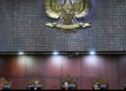 Mahkamah Konstitusi (MK) mengabulkan sebagian uji materi Pasal 8 Undang-Undang (UU) Nomor 40 Tahun 1999 tentang Pers alias UU Pers ,, Senin 19/01/2026: