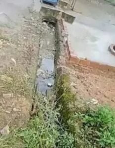 Kondisi siring atau saluran air di RT 05 Blok B, Kelurahan Bangun Jaya, Kecamatan BTS Ulu, Kabupaten Musi Rawas, Sumatera Selatan,, Jumat 30/01/2026: