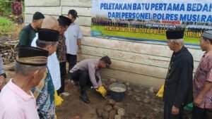 Sukseskan Bedah Rumah “Bedulur”, Polsek STL Ulu Terawas, Polres Musi Rawas Gelar Peletakan Batu Pertama Warga Desa Babat,,,