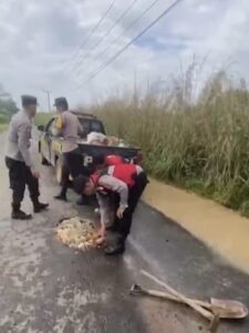 Kembali, Polsek BTS Ulu Polres Musi Rawas Berikan Pelayanan kepada Masyarakat, Timbun Jalan Berlubang,,