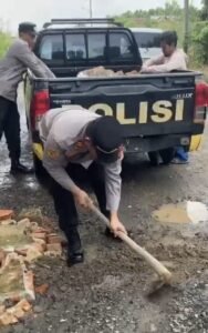 Kembali, Polsek BTS Ulu Polres Musi Rawas Berikan Pelayanan kepada Masyarakat, Timbun Jalan Berlubang,,
