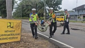 Operasi Keselamatan Musi 2026, Satlantas Polres Musi Rawas Lakukan Penambalan Jalan Berlubang di Jalan Lintas Km. 12 Kecamatan Muara Beliti,,