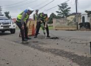 Operasi Keselamatan Musi 2026, Satlantas Polres Musi Rawas Lakukan Penambalan Jalan Berlubang di Jalan Lintas Km. 12 Kecamatan Muara Beliti,,