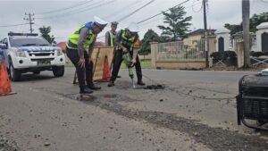 Operasi Keselamatan Musi 2026, Satlantas Polres Musi Rawas Lakukan Penambalan Jalan Berlubang di Jalan Lintas Km. 12 Kecamatan Muara Beliti,,