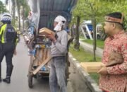 Apri Wilianto Pimpin Pemuda Dayak Bagikan 150 Nasi Kotak Takjil di Kawasan Kayu Tangi Banjarmasin