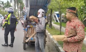 Apri Wilianto Pimpin Pemuda Dayak Bagikan 150 Nasi Kotak Takjil di Kawasan Kayu Tangi Banjarmasin