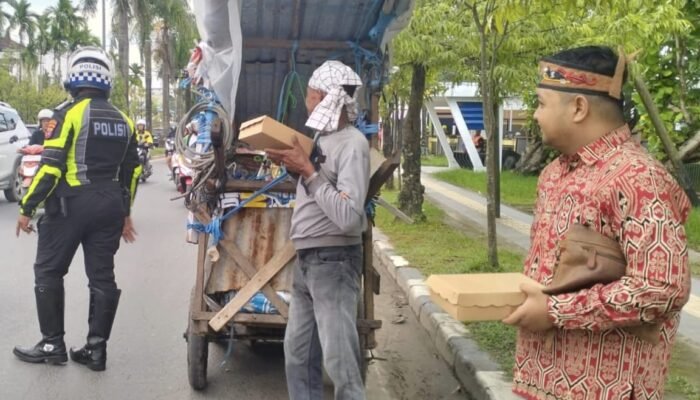 Apri Wilianto Pimpin Pemuda Dayak Bagikan 150 Nasi Kotak Takjil di Kawasan Kayu Tangi Banjarmasin