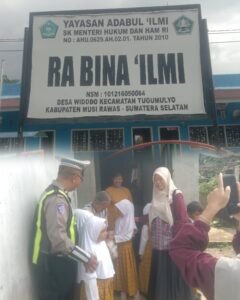Sentuhan Kasih di Bulan Ramadhan, RA Bina Ilmi Widodo dan Satlantas Musi Rawas Santuni Lansia