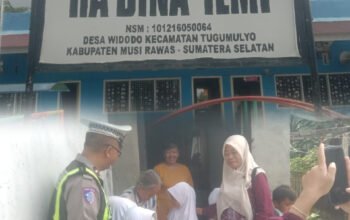 Sentuhan Kasih di Bulan Ramadhan, RA Bina Ilmi Widodo dan Satlantas Musi Rawas Santuni Lansia