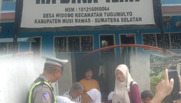 Sentuhan Kasih di Bulan Ramadhan, RA Bina Ilmi Widodo dan Satlantas Musi Rawas Santuni Lansia